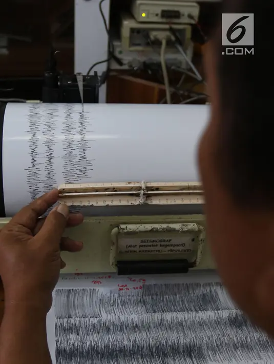 Petugas pusat vulkanologi dan mitigasi bencana geologi memantau aktivitas Gunung Anak Krakatau melalui alat seismograf di Pos Pengamatan di Cinangka, Banten, Selasa (25/12). Dari pantauan tersebut anak krakatau berstatus siaga. (Liputan6.com/Angga Yuniar)