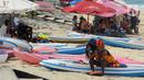 Wisatawan berteduh dari sengatan matahari di Pantai Pandawa, Kutuh, Kecamatan Kuta Selatan, Kabupaten Badung, Bali, Kamis (27/4/2023). (merdeka.com/Arie Basuki)