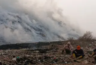 Petugas saat beristirahat setelah melakukan penanganan kebakaran di Tempat Pembuangan Akhir (TPA) Jatiwaringin, Mauk, Kabupaten Tangerang, Banten. (Antara)