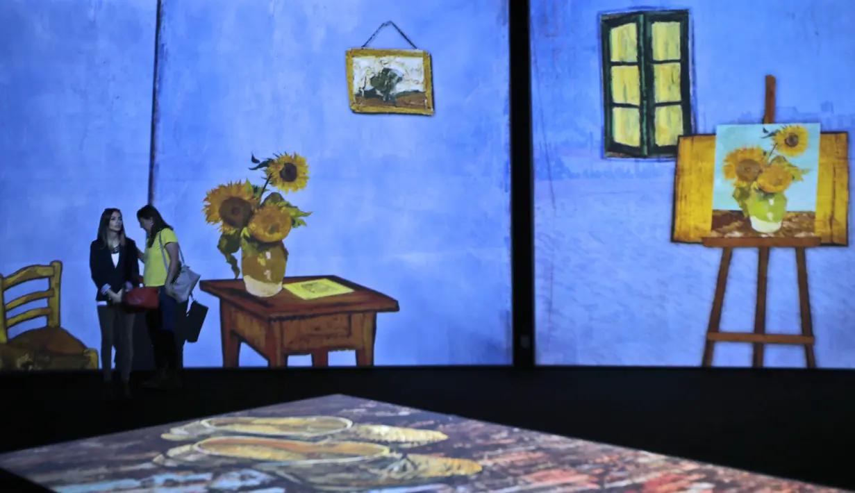 Dua wanita mengunjungi pameran lukisan Vincent van Gogh versi digital di Dubai, Uni Emirat Arab, Minggu (11/3). Pameran ini bertema Van Gogh Alive. (AP Photo/Kamran Jebreili)