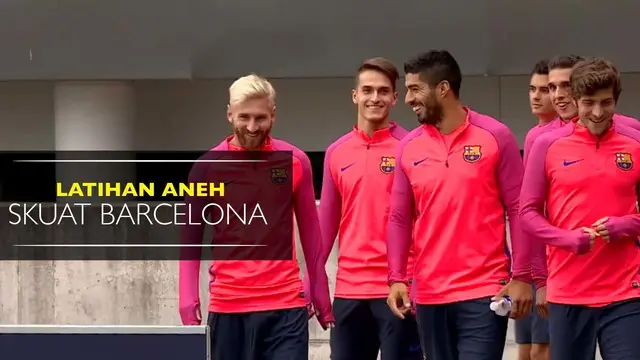 Skuat Barcelona mengadakan latihan aneh dengan menggunakan balon besar untuk melindungi tubuh para pemain.