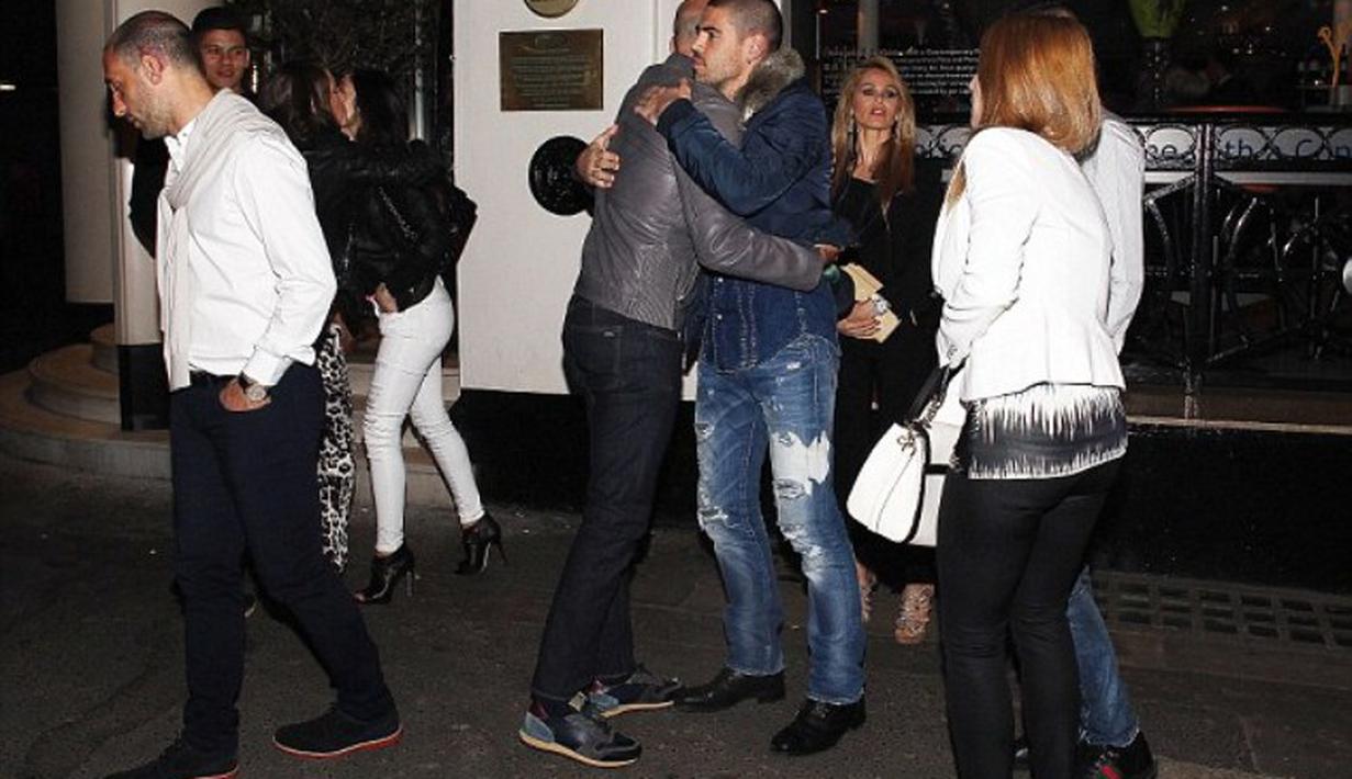 Victor Valdes berpelukan dengan penjaga gawang Manchester City, Willy Caballero (EA Monn)