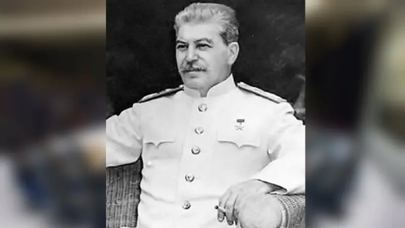 Joseph Stalin merupakan pemimpin Uni Soviet pengganti Vladimir Lenin