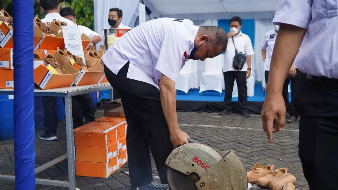Kementerian Perdagangan memusnahkan barang yang tidak sesuai ketentuan di Kantor Balai Pengawasan Tertib Niaga (BPTN) Makassar, Sulawesi Selatan, Rabu (30/3/2022). (Kemendag)