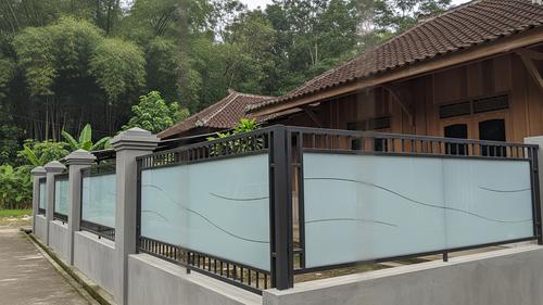 Inspirasi Pagar Estetik yang Efektif Mencegah Ular Masuk Halaman Model Pagar Kombiasi Besi dan Panel Polikarbonat