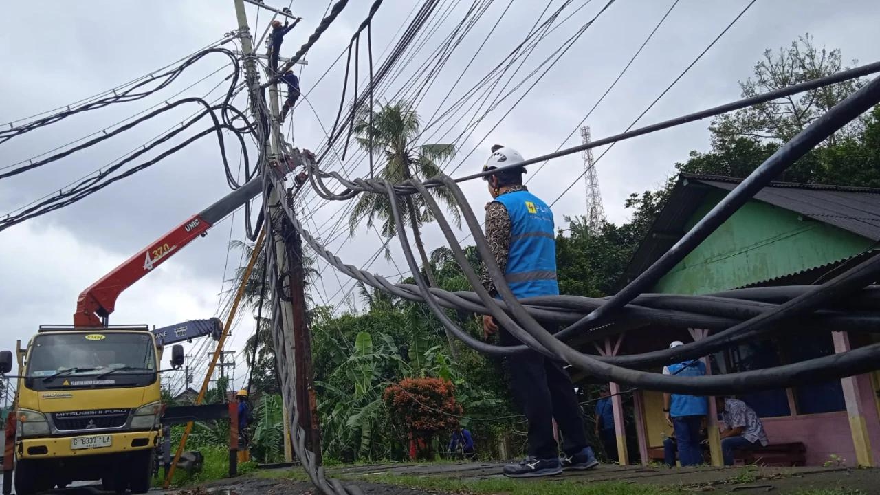 Dampak Angin Kencang di Batang, 20 Titik Gangguan Jaringan Listrik dan 44 Tiang Listrik Patah