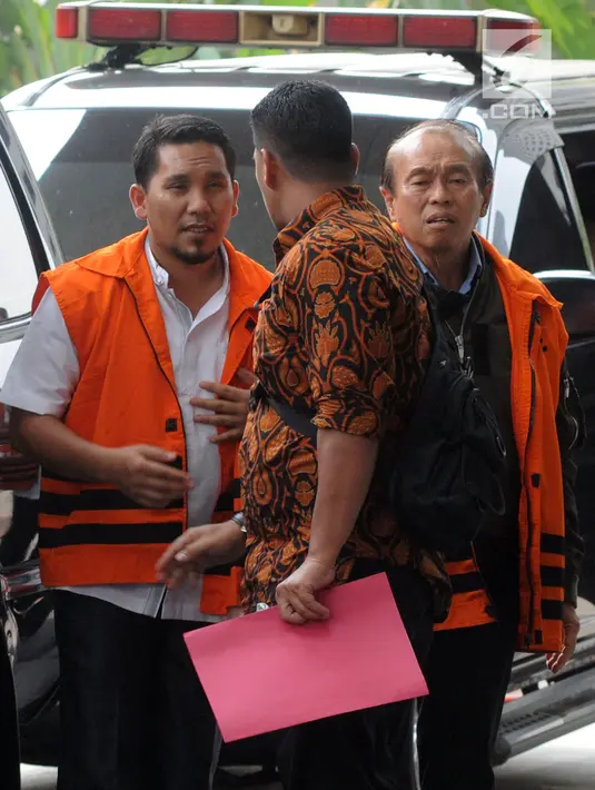 Dua tersangka Bupati Bener Meriah nonaktif Ahmadi (kiri) dan kontraktor Susilo Prabowo alias bun (kanan) turun dari mobil tahanan akan menjalani pemeriksaan di gedung KPK, Jakarta (25/7). (Merdeka.com/Dwi Narwoko)