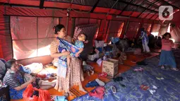Warga korban kebakaran dipindahkan sementara ke lokasi pengungsian yang berada di sebelah lokasi kejadian. Mereka menempati tenda-tenda yang telah disediakan. (Liputan6.com/Johan Tallo)