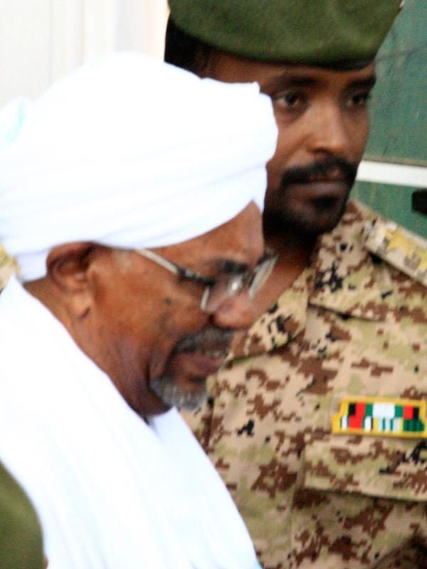 Mantan Presiden Sudan, Omar al-Bashir, dikawal saat keluar dari penjara menuju kantor kejaksaan dalam penyelidikan korupsi di ibu kota Khartoum, Minggu (16/6/2019). Bashir menempuh perjalanan dari penjara Kober menuju kantor jaksa penuntut diiringi konvoi bersenjata lengkap. (Yasuyoshi CHIBA/AFP)