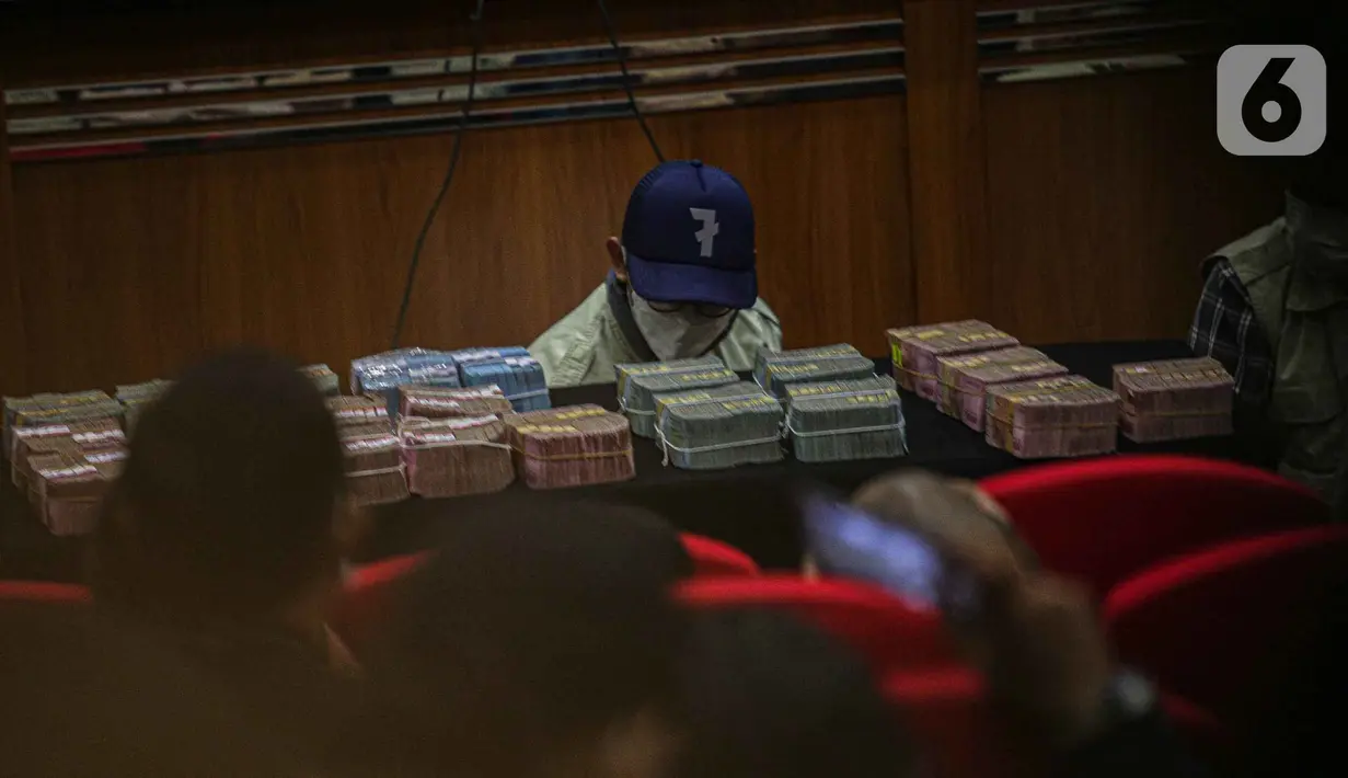 Petugas menunjukan barang bukti hasil Operasi Tangkap Tangan (OTT) tersangka Walikota Rahmat Effendi dengan sejumlah tersangka di Gedung KPK, Jakarta, Kamis (6/1/2022). KPK mengamankan barang bukti uang Rp5,7 miliar yang diterima Wali Kota Bekasi Rahmat Effendi. (Liputan6.com/Faizal Fanani)
