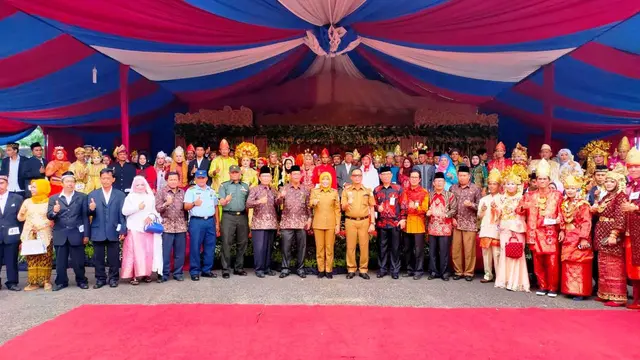 Senyum Bahagia Ratusan Pasutri Ikut Nikah Massal di Palembang