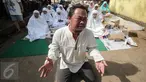 Sejumlah warga manggarai berdoa di lokasi, RT 1 RW 12, Jl Saharjo, Manggarai, Jakarta, Rabu (26/4). Mereka berdoa dengan harapan penggurusan yang akan dilakukan ditempat mereka tidak jadi dilaksanakan. (Liputan6.com/Faizal Fanani)