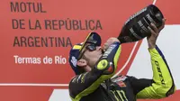 Valentino Rossi saat merayakan podium di MotoGP Argentina (Juan Abromata/AFP)