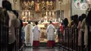 Pastor memimpin pelaksanaan Misa Natal di Gereja Katedral, Jakarta, Minggu (25/12/2022). Tema Natal yang diusung Gereja Katedral Jakarta tahun ini adalah 'Pulanglah Mereka ke Negerinya Melalui Jalan Lain'. (Liputan6.com/Faizal Fanani)