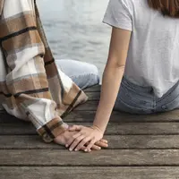 Ghosting dan soft blocking sama-sama menyakitkan hati, tapi beda cara. Keduanya bisa bikin hati patah dan mental goyah. Yuk, cari tahu bedanya dan kenapa bisa berdampak besar ke emosimu! (Foto dok: Freepik/jcomp).