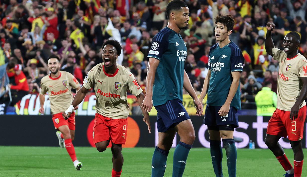 Kemenangan kedua RC Lens atas Arsenal di kompetisi antar-klub Eropa baru saja terjadi pada laga matchday kedua Grup B Liga Champions musim 2023/2024 (3/10/2023). Menjamu Arsenal, RC Lens sukses menang 2-1 lewat gol-gol Adrien Thomasson dan Elye Wahi. Sementara satu-satunya gol Arsenal dihasilkan oleh Gabriel Jesus. (AFP/Denis Charlet)