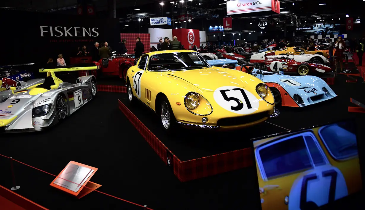 Deretan mobil tua ditampilkan selama pameran mobil klasik Retromobile di Porte de Versailles, di Paris (4/2/2020). Retromobile berlangsung dari 5 Februari hingga 9 Februari 2020. (AFP Photo/Martin Bureau)