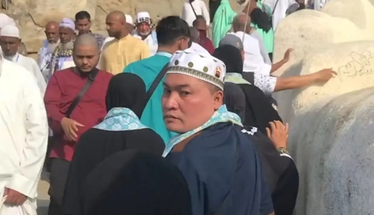 Menurut pria asal Madura itu, ibadah umrahnya berjalan lancar. Maka dari itulah ia merasa sangat bersyukur. Merry tak henti mengucap syukur bisa melaksanakan umrah di Tanah Suci. Ini momen dirinya saat berada di Jabal Rahmah. (Liputan6.com/G/@merryraffiahmad)