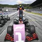 Max Verstappen berhasil meraih posisi pertama GP Austria 2021 yang digelar di kandang tim Red Bull, Sirkuit Red Bull Ring sama seperti pekan lalu. Tanpa kesulitan yang berarti, Ia terus memimpin barisan dari awal hingga akhir perlombaan. (Foto: AFP/Pool/Christian Bruna)