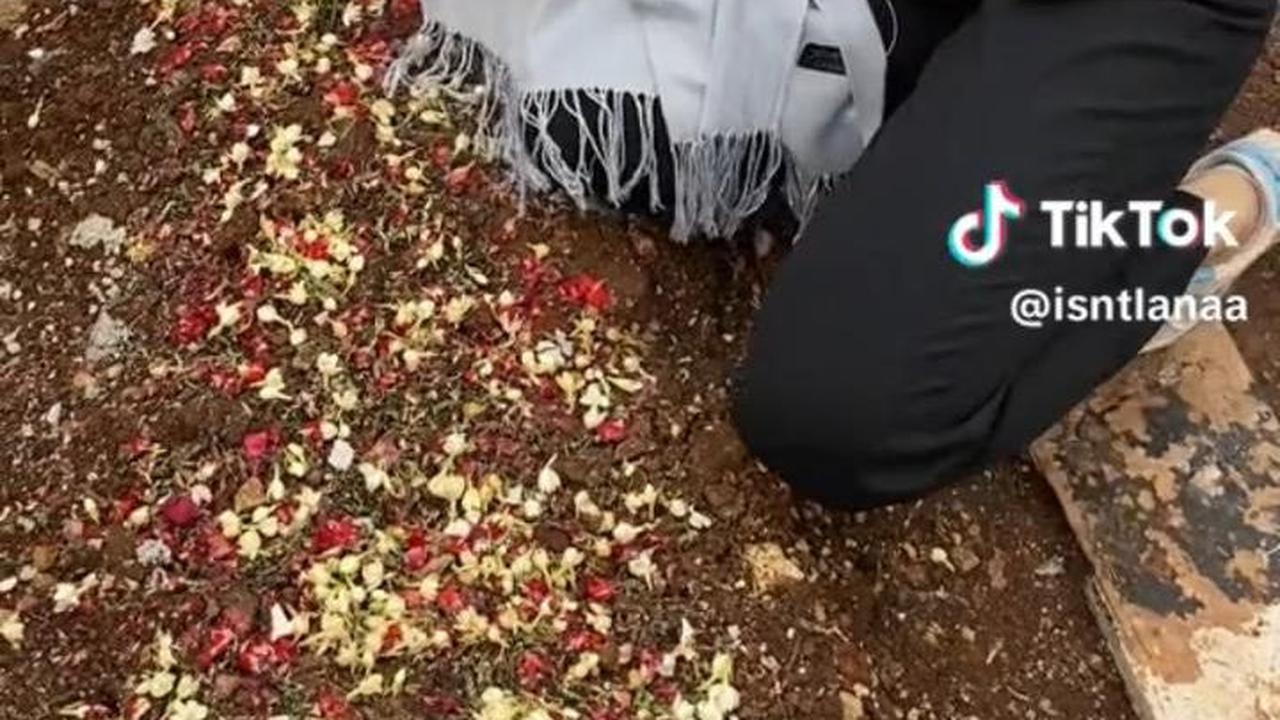 Viral Wanita ‘Remake’ Video di Makam Sahabatnya yang Sudah Meninggal, Bikin Haru