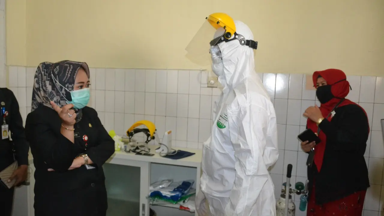 Bupati Purbalingga, Dyah Hayuning Pratiwi memantau kesiapan RS di Purbalingga menangani pandemi virus Corona Baru atau Covid-19. (Foto: Liputan6.com/Galoeh Widura)