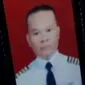 Suasana haru langsung terasa saat jenazah pilot pesawat Aviastar Kapten Iriafriadi Rauf tiba di rumah duka di Jayapura, Papua.