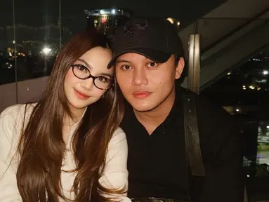 Mahalini Raharja dan Rizky Febian menikah pada 10 Mei 2024 di Hotel Raffles Kuningan, Jakarta Selatan. Bulan depan memasuki usia pernikahan ke-1 tahun, rumah tangga pasangan ini makin hangat karena kehadiran Selina. Meski sudah jadi orang tua, namun pelantun tembang Bermuara ini tak kehilangan momen untuk nikmati waktu berdua dengan jalan-jalan hingga liburan singkat. (Liputan6.com/IG/@mahaliniraharja)