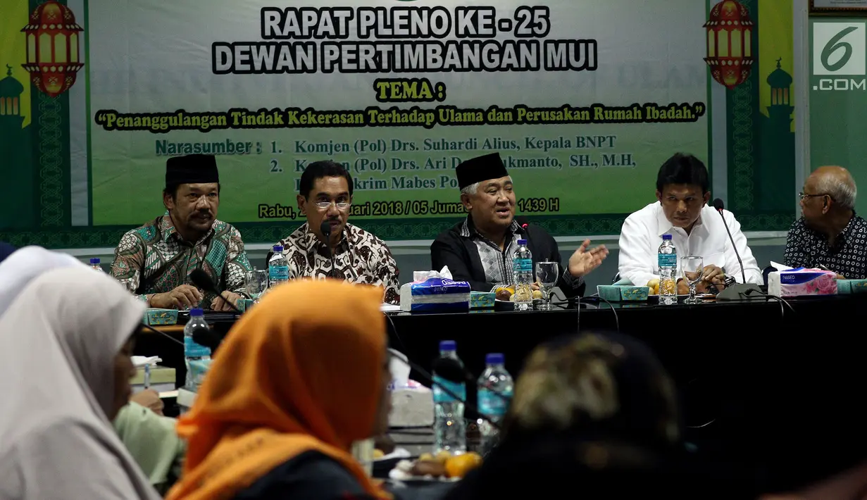 Ketua Dewan Pertimbangan Majelis Ulama Indonesia (MUI) Din Syamsuddin (tengah) memberi penjelasan saat rapat pleno ke-25 di kantor MUI, Jakarta (21/2). (Liputan6.com/JohanTallo)