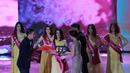 Mawar dari Medan terpilih menjadi pemenang Micel Best Hair di ajang pemilihan bakat Miss Celebrity Indonesia 2015. Disematkan oleh Julie Estelle, pemilik nama lengkap Mawar Eva De Jongh tersebut mendapatkan hadiah 10 juta. (Deki Prayoga/Bintang.com)