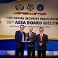 Dirut BPJS Kesehatan Fachmi Idris menerima enghargaan dari Asosiasi Jaminan Sosial ASEAN/ASEAN Social Security Association (ASSA) (Foto: Humas BPJS Kes)
