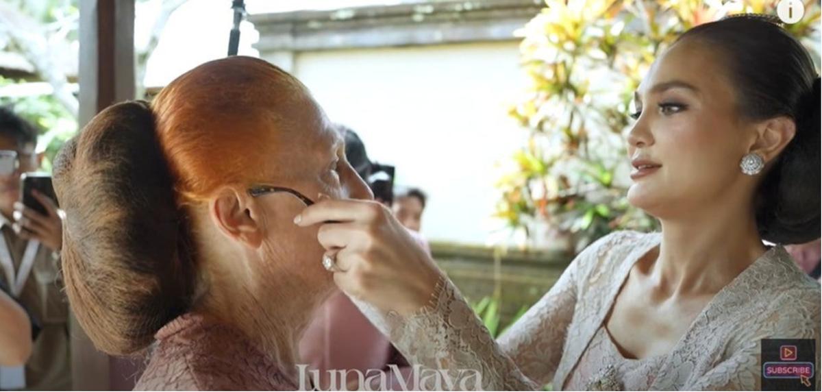 Momen Luna Maya Bujuk Desa Maya Sang Ibunda Agar Tak Pakai Sendal Jepit di Acara Siraman: Please 1 Jam Saja