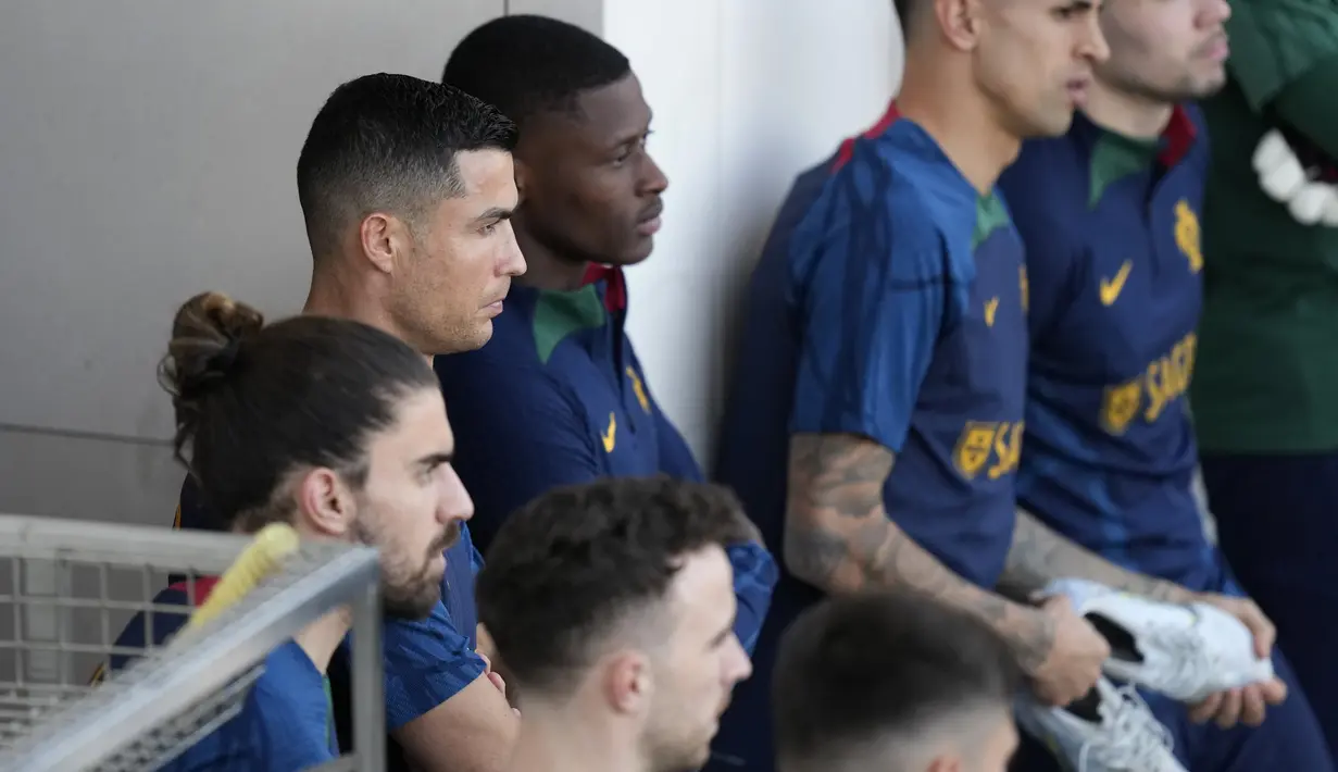 Pemain Portugal, Cristiano Ronaldo, saat mengikuti sesi latihan jelang menghadapi laga Kualifikasi Euro 2024 di Lisbon, (20/3/2023). Portugal akan menghadapi Liechtenstein dan Luksemburg. (AP Photo/Armando Franca)