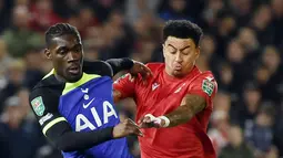 Pemain Tottenham Hotspur Yves Bissouma (kiri) berebut bola dengan pemain Nottingham Forest Jesse Lingard pada pertandingan sepak bola putaran ketiga Piala Liga Inggris atau Carabao Cup di Stadion City Ground, Nottingham, Inggris, 9 November 2022. Tottenham Hotspur harus tersingkir dari Carabao Cup setelah kalah 0-2 dari Nottingham Forest. (AP Photo/Rui Vieira)