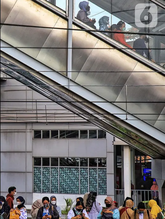 Sejumlah penumpang turun menggunakan ekskalator di Stasiun Tanah Abang, Jakarta, Rabu (17/1/2023). Dengan demikian, total pengguna KRL Commuterline Jabodetabek secara keseluruhan adalah 11.039.727 orang. (Liputan6.com/Angga Yuniar)