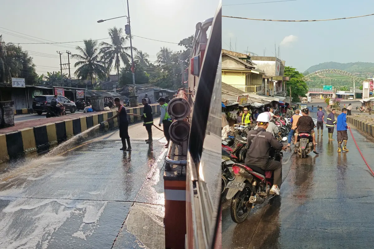 Petugas Damkarmat Lampung Selatan membersihkan tumpahan cairan licin diduga oli di Jalan Lintas Timur. (Dok. Istimewa).