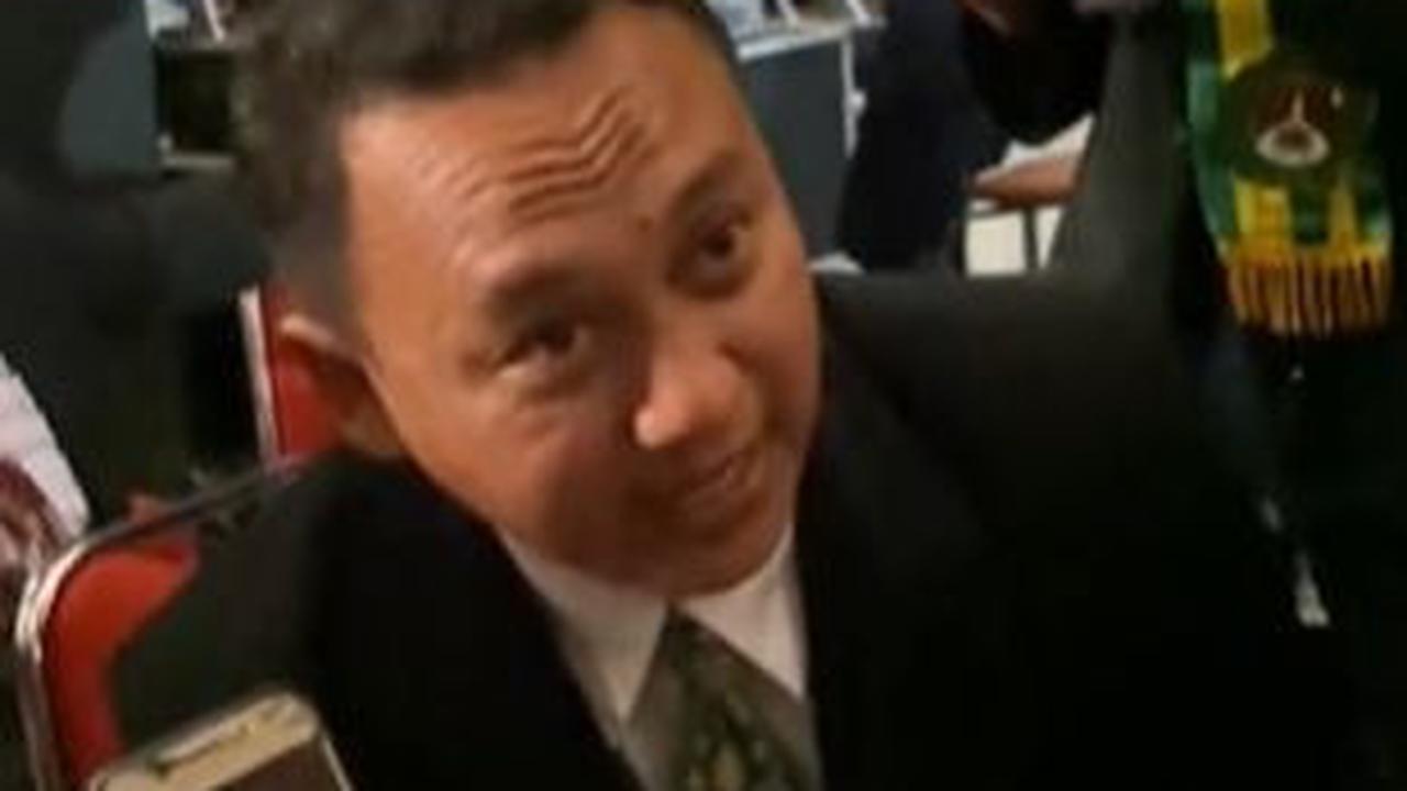 Pak Musrin pun menunjukkan HP lama yang telah usang pada muridnya. Raut bahagia dan haru terlihat jelas di wajah Pak Musrin.