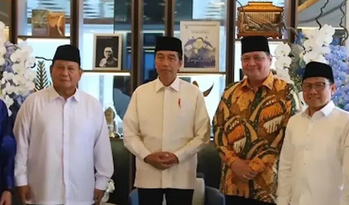 Saat ditanya maksud dari acungan jempol itu, Jokowi menolak disangkutpautkan dengan kode.