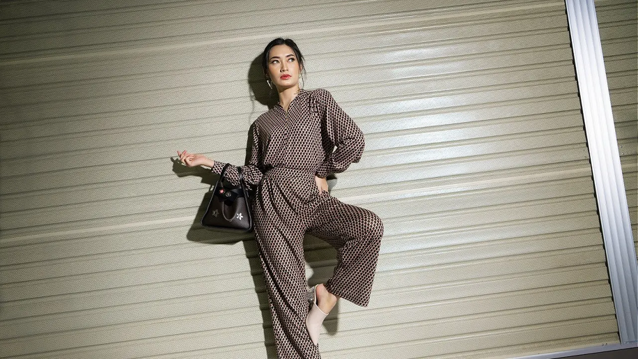 Lewat koleksi terbaru  URBAN&CO, bisa jadi inspirasi pakaian fashionable saat ke kantor
