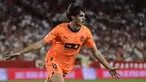 Pemain Valencia Javi Guerra melakukan selebrasi usai mencetak gol ke gawang Sevilla pada pertandingan sepak bola Liga Spanyol di Stadion Ramon Sanchez Pizjuan, Seville, Spanyol, Jumat (11/8/2023). Valencia sukses mempermalukan Sevilla dengan skor 2-1. (CRISTINA QUICLER/AFP)