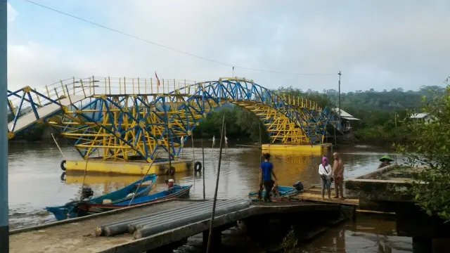 Penampakan jembatan apung setelah dipasang. (Foto: Liputan6.com/Kustoro/Muhamad Ridlo)