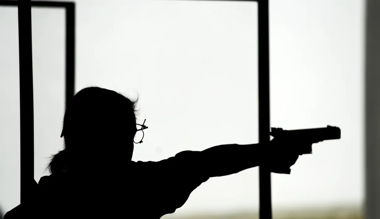 Katsiaryna Kruchanok dari Belarus bersaing dalam kualifikasi kejuaraan tembak wanita pistol 25m di Olimpiade Eropa 2019 di Minsk (25/6/2019). Pesta Olahraga Eropa ke-2 2019 di Minsk, Belarus dimulai dari 21 Juni sampai 30 Juni 2019. (AFP Photo/Kirill Kudryavtsev)