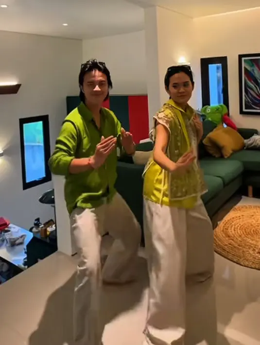 Sheryl Sheinafia kenakan kemeja hijau neon satin dengan outer lace dan celana kulot [@sherylsheinafia]