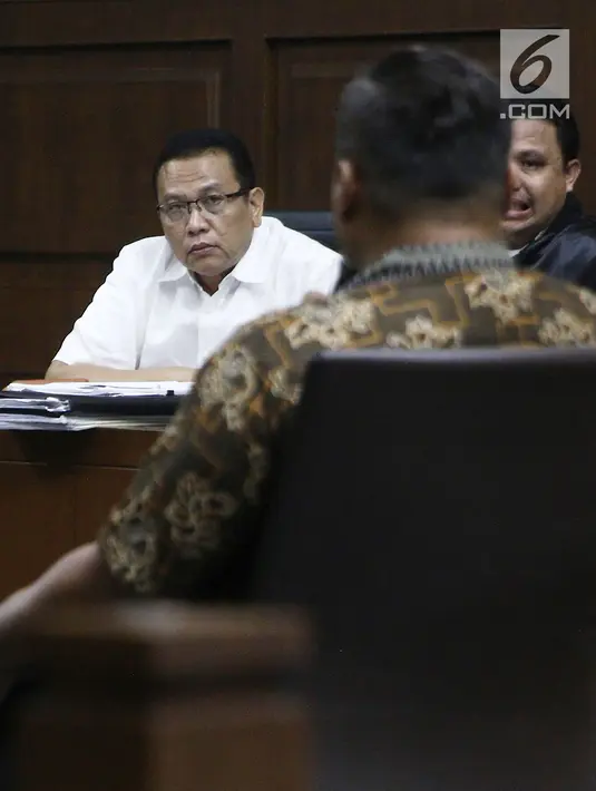 Terdakwa korupsi pengadaan dan pelaksanaan pembangunan kampus IPDN Sumbar di Kab Agam TA 2011, Dudy Jocom mendengarkan keterangan saksi dari JPU saat menjalani sidang lanjutan di Pengadilan Tipikor Jakarta, Rabu (10/10). (Liputan6.com/Herman Zakharia)