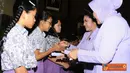 Citizen6, Jakarta: Ketua Umum IKKT PWA menyerahkan dana bantuan pendidikan kepada putra  putri  keluarga besar IKKT PWA yang berprestasi, di Aula Gatot Subroto Mabes TNI Cilangkap Jakarta Timur, Selasa (17/7). (Pengirim: Badarudin Bakri).