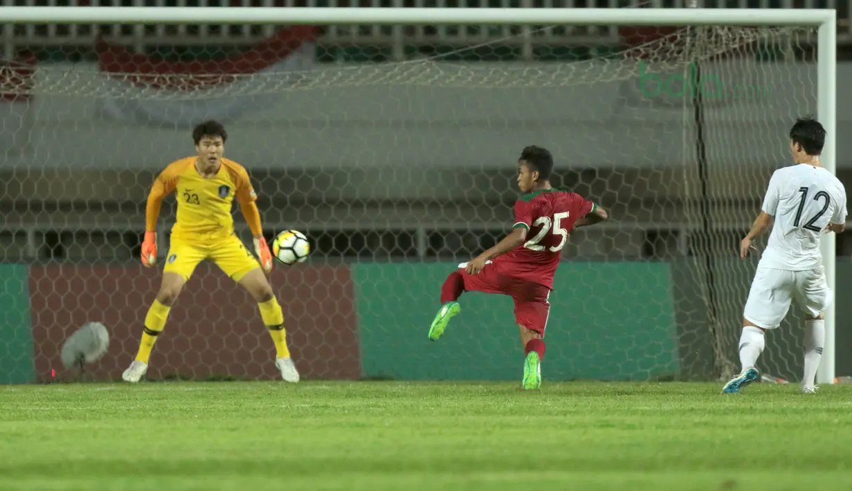 Pemain Timnas Indonesia, Osvaldo Haay gagal mencetak gol ke gawang Korea Selatan U-23 pada laga uji coba di Stadion Pakansari, Bogor, (23/6/2018).  Indonesia U-23 kalah 1-2 dari Korea U-23. (Bola.com/Nick Hanoatubun)