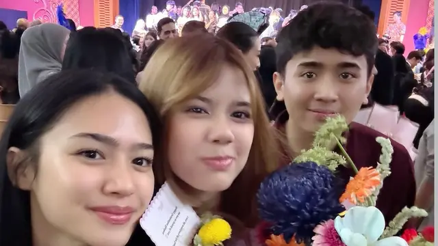 Rambut blonde Shafeea Ahmad saat Wisuda Kelulusan SMP. [@mulanjameela1]