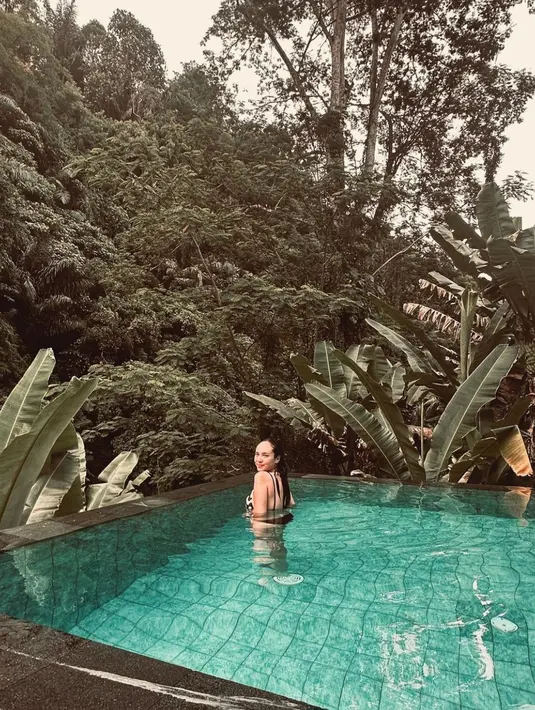 Sembari berenang, Pamela Bowie tetap diawasi Armand Gunawan. Keduanya sama-sama berharap dan tak sabar bertemu buah hati. (Liputan6.com/IG/pammybowie)