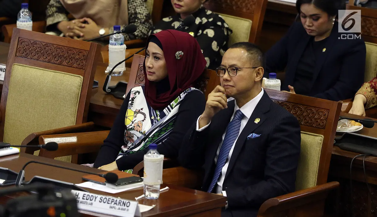Anggota DPR Desy Ratnasari (kiri) saat mengikuti Rapat Paripurna ke-2 di Kompleks Parlemen, Jakarta, Selasa (1/10/2019). Desy Ratnasari kembali terpilih sebagai anggota DPR melalui Dapil Jawa Barat IV. (Liputan6.com/JohanTallo)