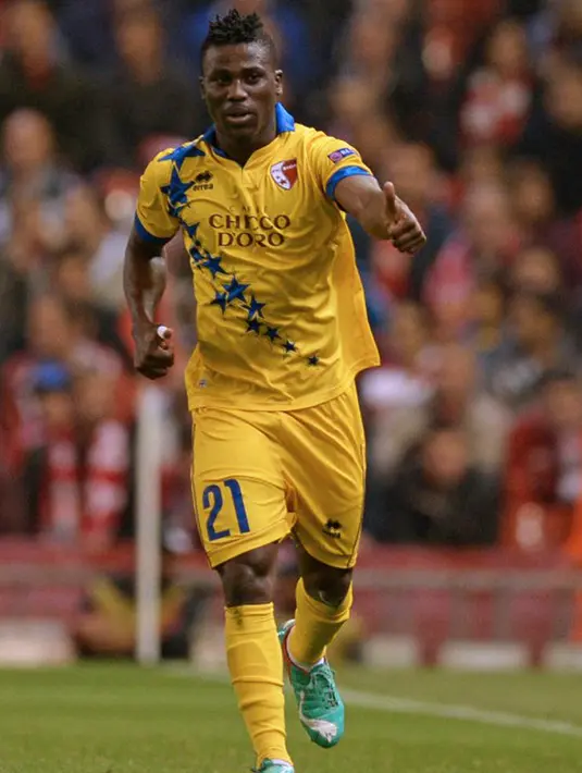 Penyerang Sion, Ebenezer Assifuah melakukan selebrasi usai mencetak gol kegawang Liverpool pada Liga Europa di Stadion Anfield, Jumat (2/10/2015). Liverpool bermain imbang dengan Sion dengan skor 1-1. (AFP PHOTO/OLI SCARFF)