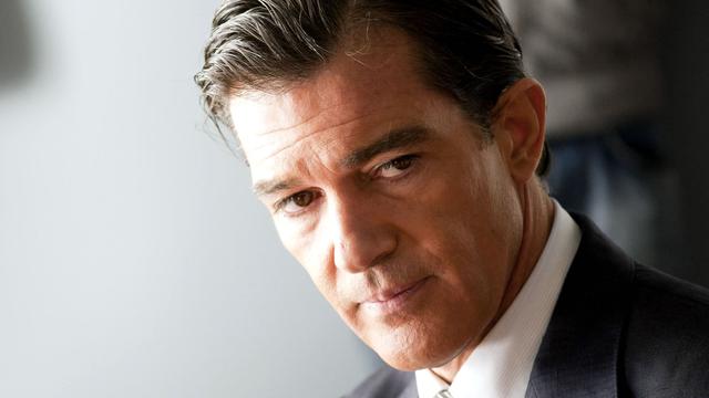 Antonio Banderas Kenang Pengalamannya Menjadi Gay Showbiz